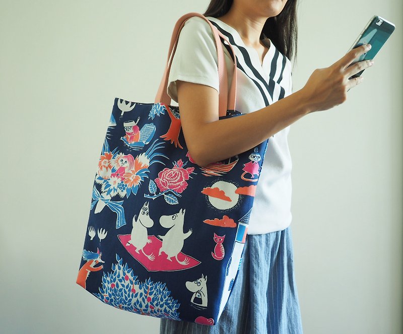 Limited edition Handmade Moomin Canvas tote bag - กระเป๋าแมสเซนเจอร์ - ผ้าฝ้าย/ผ้าลินิน สีน้ำเงิน