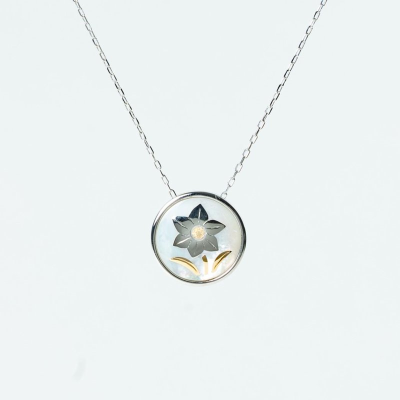 K10WG inlaid daffodil pendant - สร้อยคอ - โลหะ สีเงิน