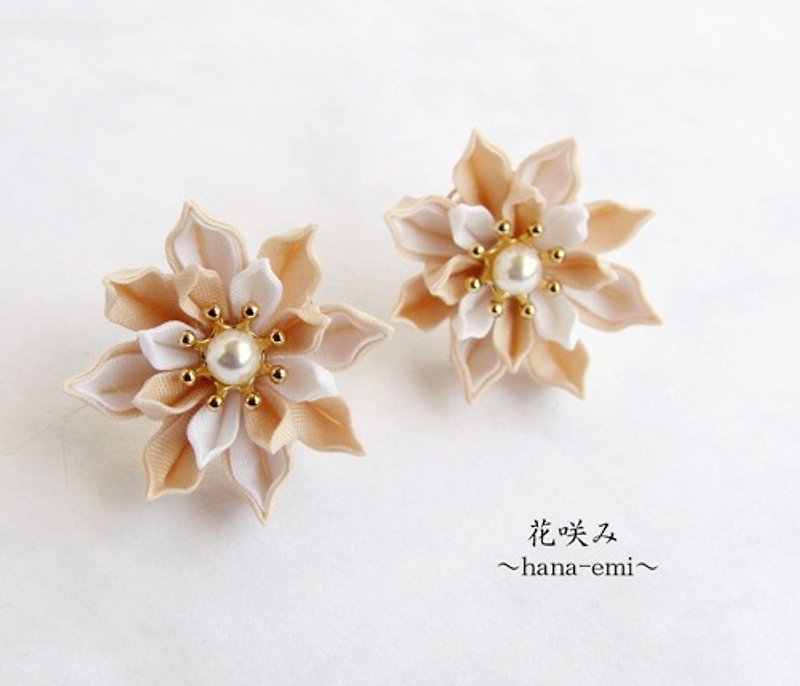 Tsumami flower lover Clip-On beige x white - Earrings & Clip-ons - Cotton & Hemp White