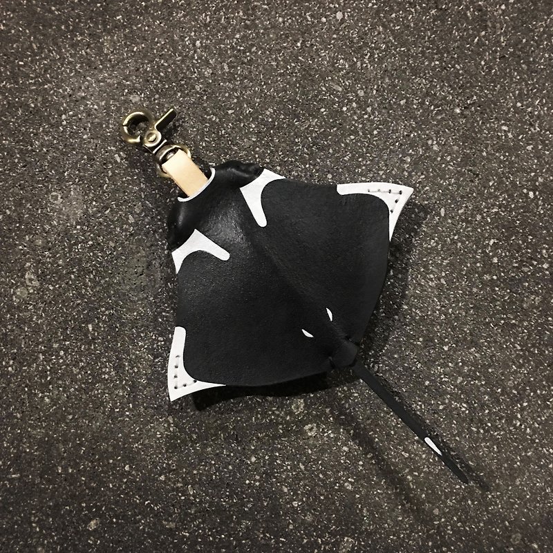Stingray-ghost manta ray GOGORO key case leather hanging buckle protective cover original animal leather carving marine series - ที่ห้อยกุญแจ - หนังแท้ สีดำ