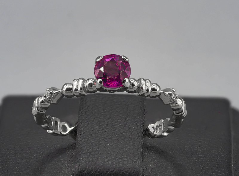 Gold ring with garnet and diamonds. - 戒指 - 貴金屬 金色