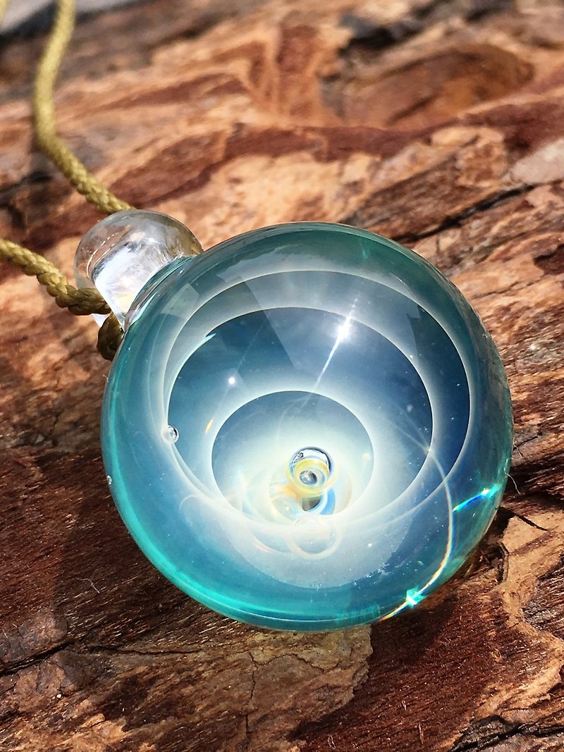 boroccus ホワイトブルー 立体螺旋渦模様 耐熱ガラス ペンダント - ネックレス - ガラス ブルー