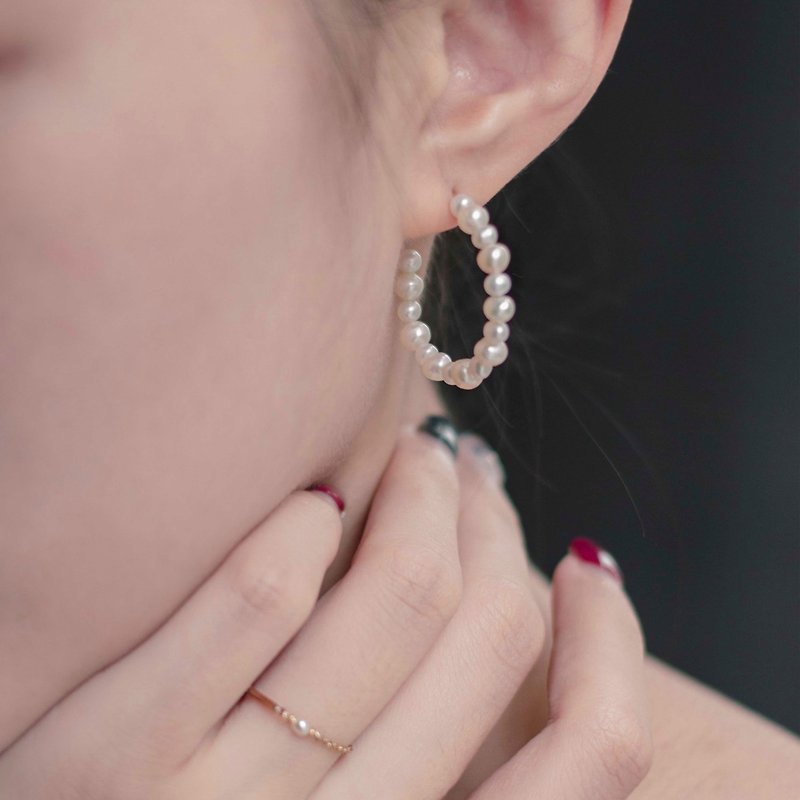 優雅淡水珍珠圈耳環 CERCLE PERCLE - 耳環/耳夾 - 珍珠 白色