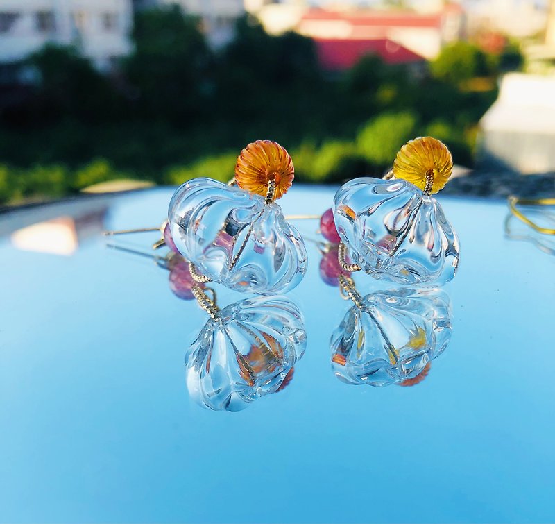 ㅁ Peng Peng blushing toot ㅁ 925 Silver strawberry crystal glass bead earrings - Earrings & Clip-ons - Gemstone White