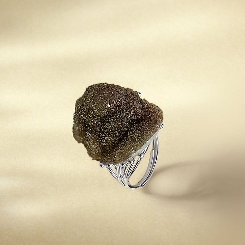 WANZAMGOK 橄欖綠瑪瑙活口戒指 隨形原石標本 異象元寶星光手工指環 S925銀