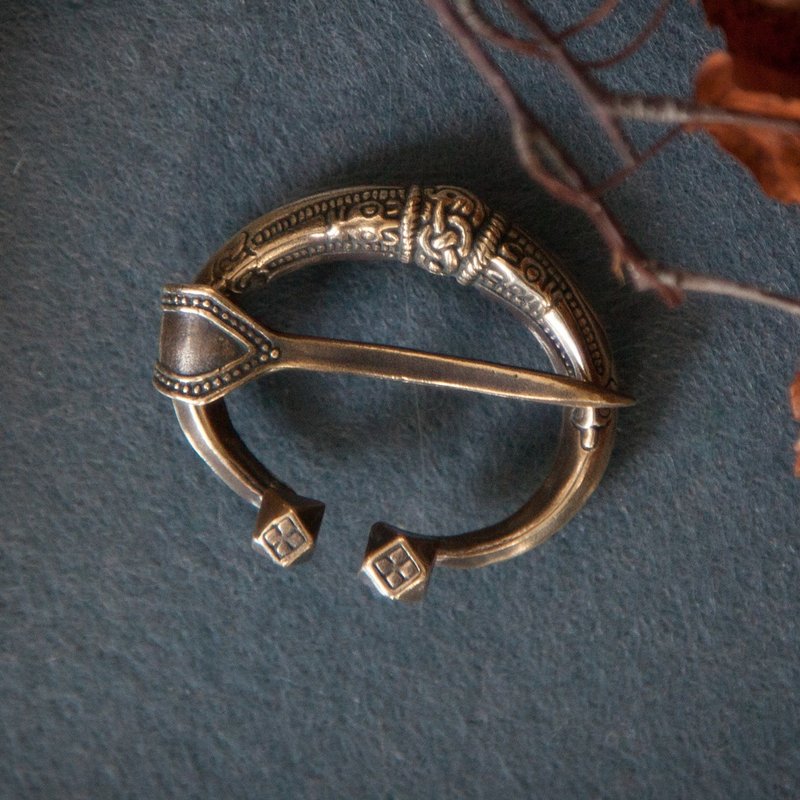 Brooch ornament. Handmade jewelry. Pagan Fibula. Viking replica. Scandinavian. - 胸針 - 其他金屬 橘色