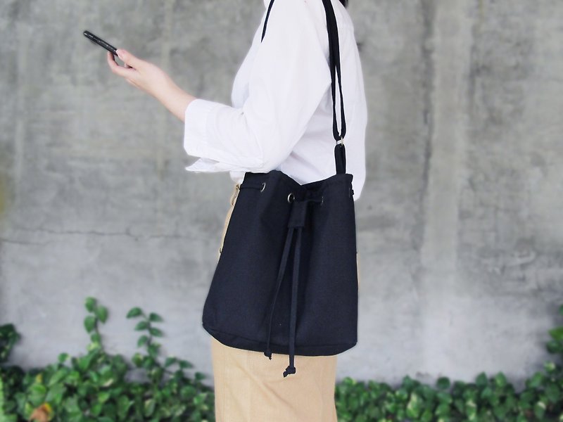 [Black x Red] Bucket Bag/Taiwan Canvas Crossbody Bag Side Backpack Shoulder Bag - กระเป๋าแมสเซนเจอร์ - ผ้าฝ้าย/ผ้าลินิน สีดำ
