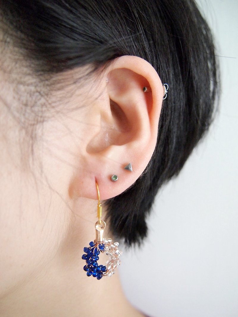 BUE003_訂製典雅手工編織海藍色加透明小珠耳環 - 耳環/耳夾 - 其他材質 藍色