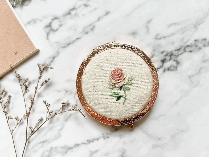 Hand embroidered round mirror. A pink rose - Makeup Brushes - Cotton & Hemp Pink