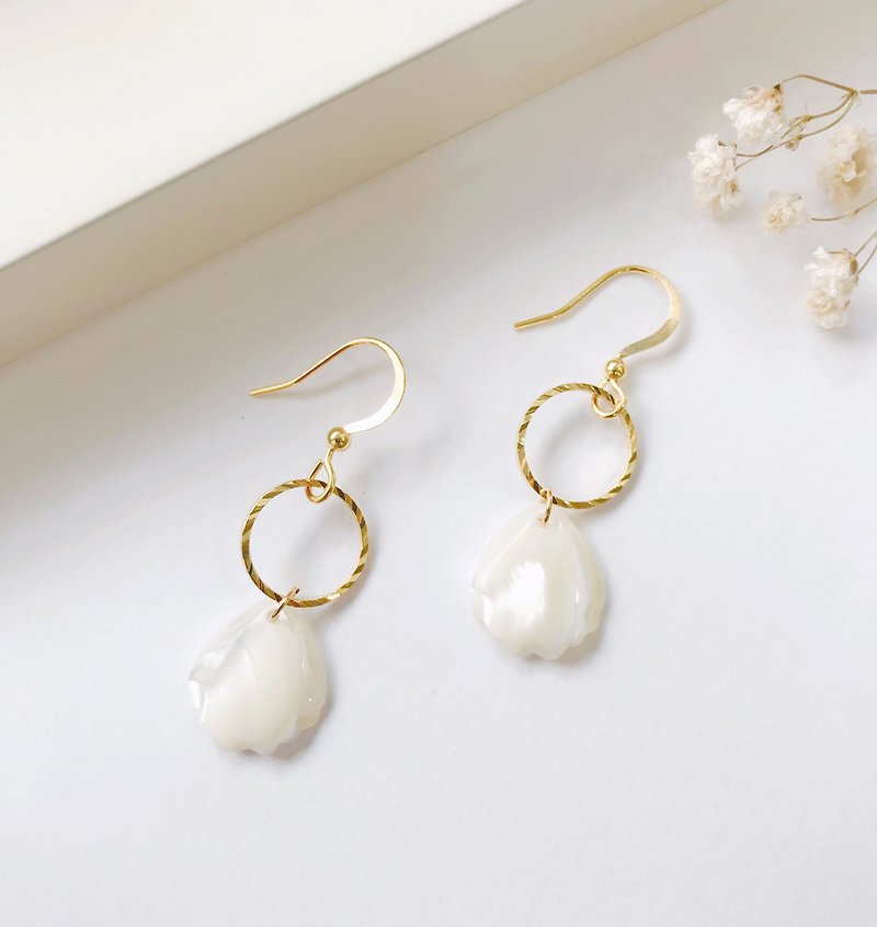 Pure and beautiful 18k gold satin shell handmade earrings clip earrings - ต่างหู - โลหะ ขาว