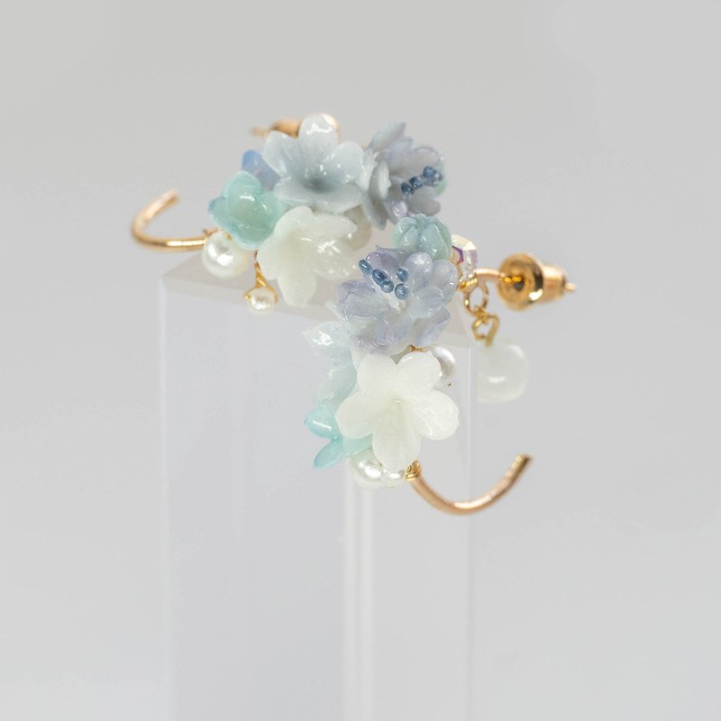 Half wreath earrings/light blue/Japanese floral resin clay handmade earrings - Earrings & Clip-ons - Plants & Flowers Blue