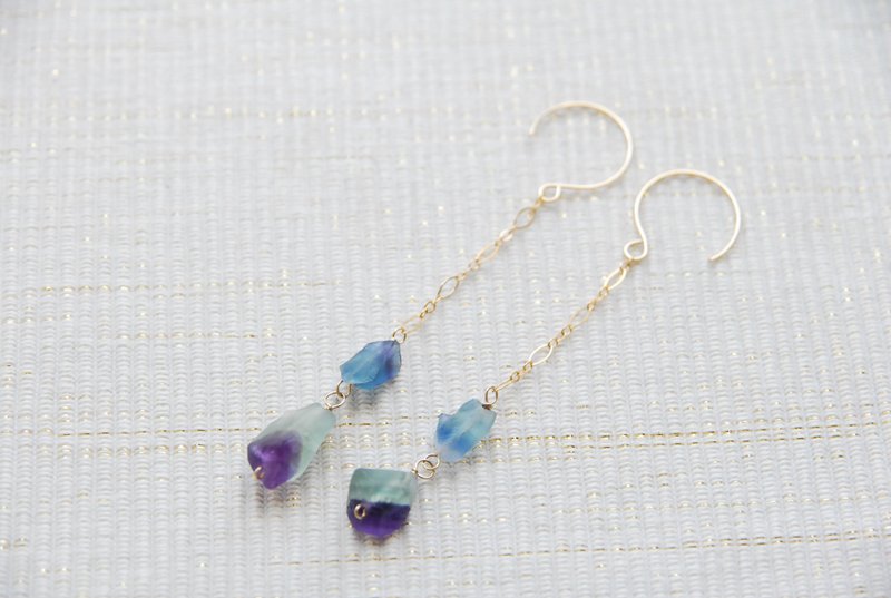 Rough rock fluorite and figaro chain earrings 14kgf - Earrings & Clip-ons - Semi-Precious Stones Blue