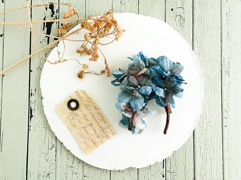 Corsage : アンティーク紫陽花の枝先　ブルー系 - 胸針 - 聚酯纖維 藍色