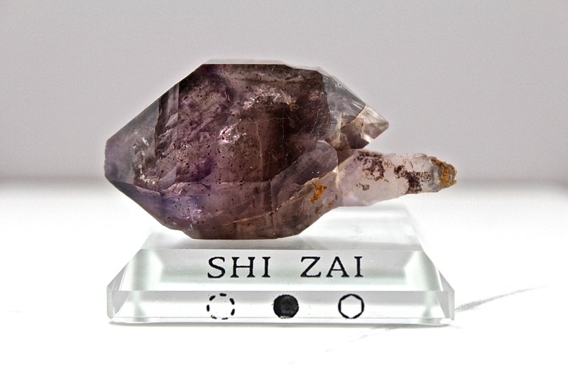 石栽 SHIZAI -權杖紫煙三輪骨幹水晶原礦/超七-含底座 - 擺飾/家飾品 - 水晶 紫色