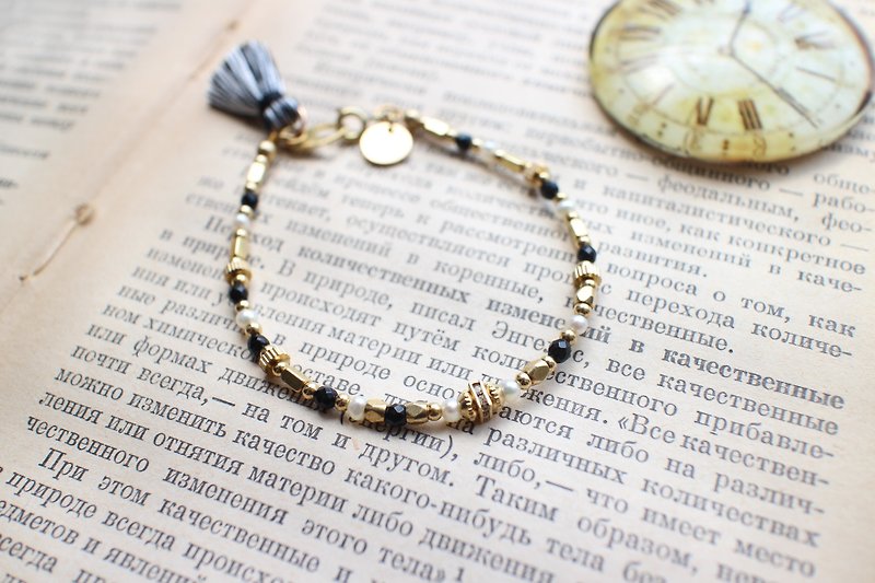 Black and white-Pearls agate tassel brass bracelet - สร้อยข้อมือ - โลหะ 