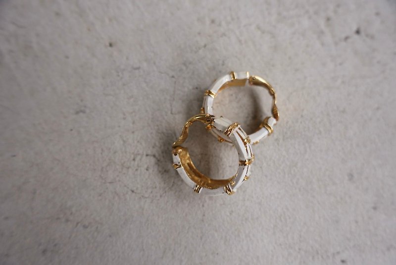 American brand antique Trifari Roman woven white rim ring ear clip