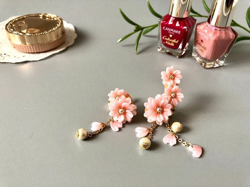 桜のイヤーカフ　アシンメトリー - 耳環/耳夾 - 黏土 粉紅色