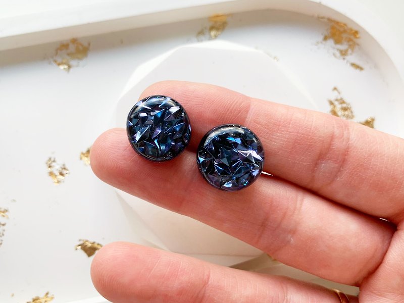 Space sparkly stud earrings. Resin circle earrings with glitters, Gift for her - ต่างหู - เรซิน สีน้ำเงิน