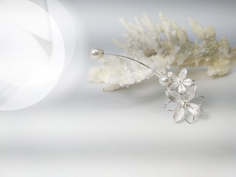 清秀小佳人 掐絲花朵胸針/天然淡水珍珠/925銀鍍白K (限量設計) - 胸針 - 純銀 