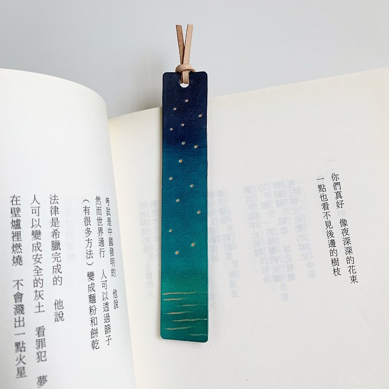 [There are also stars. Hand-dyed leather-carved bookmark] Meditation scenery custom-imprinted gift - ที่คั่นหนังสือ - หนังแท้ 