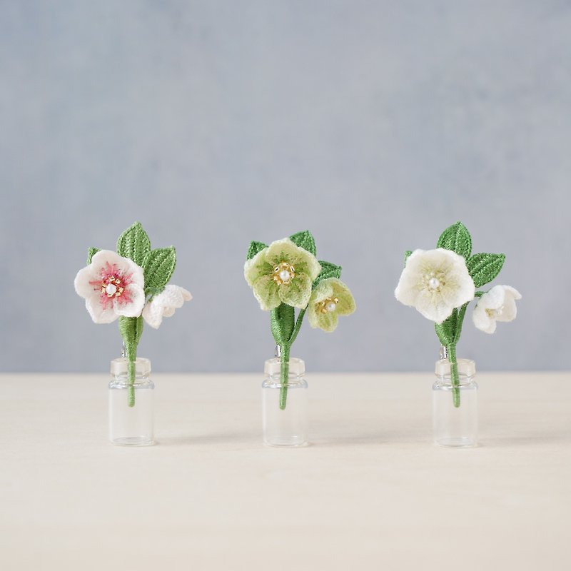 [Choose from 3 colors] Christmas rose brooch (made to order, handmade, lacework, flower motif) - Brooches - Thread White
