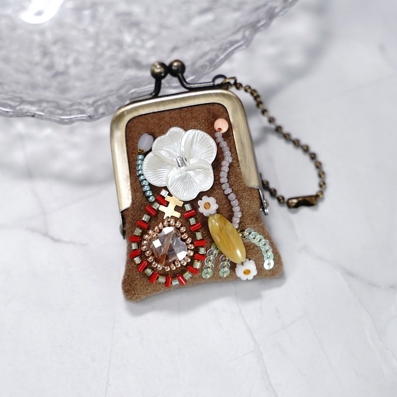 小さなビーズ刺繍のがま口 No.85, キャメル×ウール, ネックレス・バッグチャームにも, アクセサリーケース, 一点物 耳環  新娘飾品 耳夾 - 吊飾/掛飾 - 羊毛 咖啡色