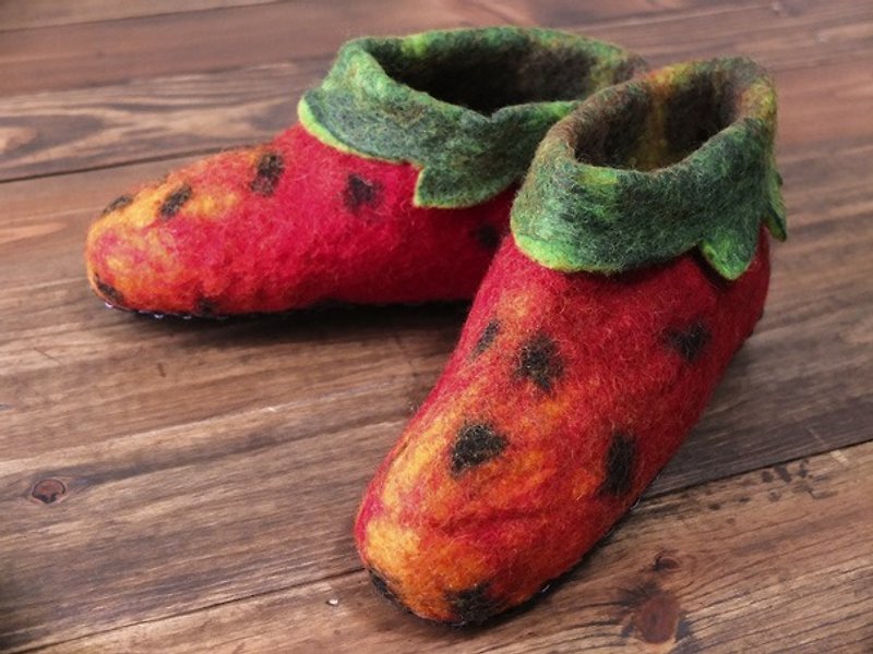 【Grooving the beats】Felt  Sippers /  Felted Shoes / Wool Slippers / House Shoes / Indoor shoes（Strawberry） - รองเท้าแตะในบ้าน - ขนแกะ สีแดง