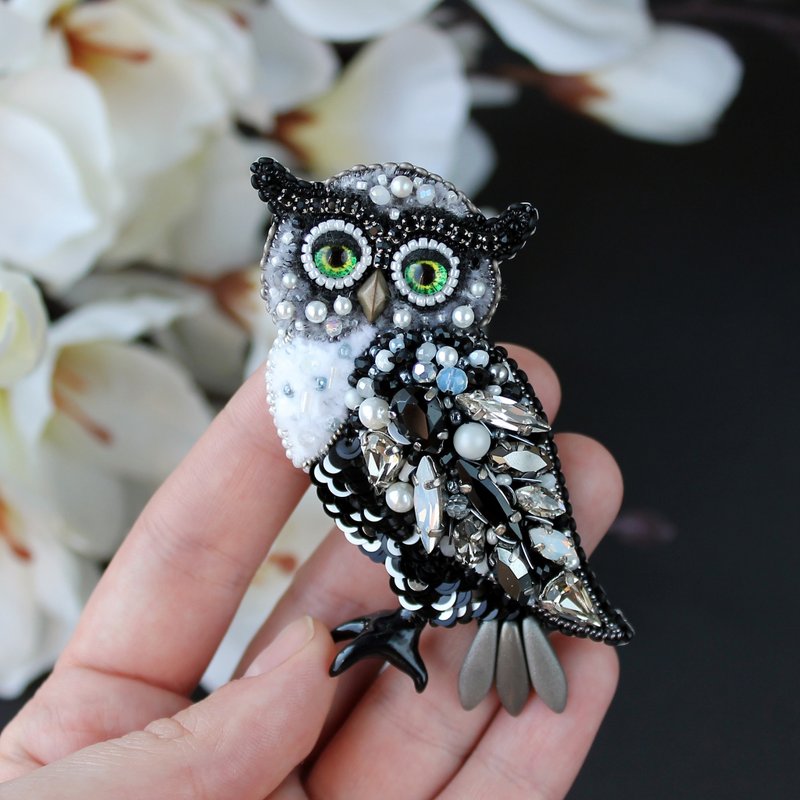 Cute Beaded Owl Brooch. Embroidered Bird Brooch Pin.Christmas Gift Wrapping - 胸針 - 水晶 黑色