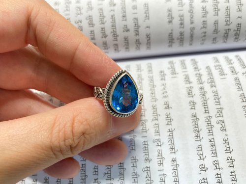 ネパール産の手作り品です。 ネパールで織られた天然スイスブルートパーズ石、925