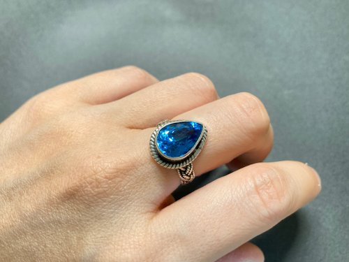 ネパール産の手作り品です。 ネパールで織られた天然スイスブルートパーズ石、925