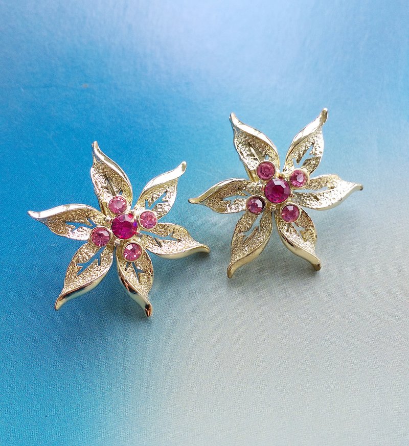 Vintage Jewelry  西洋古董飾品 SARAH COV  Fashion Flower 系列 夾式耳環 - ต่างหู - วัสดุอื่นๆ สีทอง