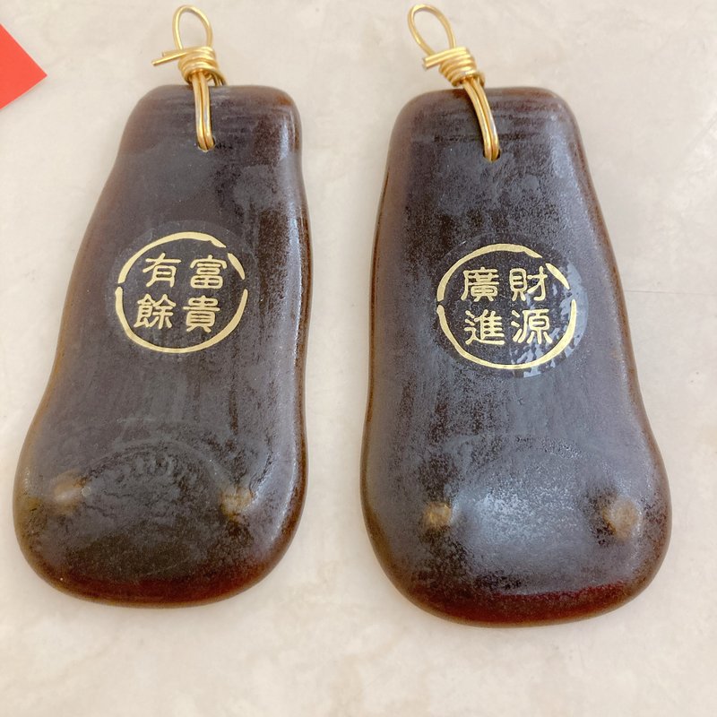 季節限定年節款 過年祝福招財進寶酒瓶小掛飾 兩入一組 - 吊飾/掛飾 - 玻璃 
