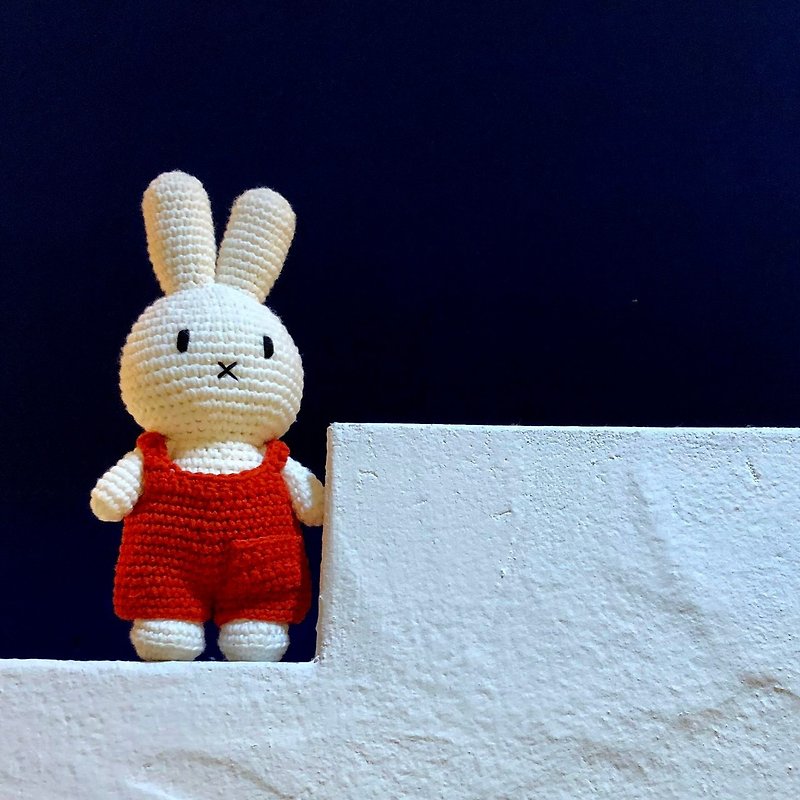 Just Dutch | Miffy handmade and her red overall - ตุ๊กตา - ผ้าฝ้าย/ผ้าลินิน สีแดง