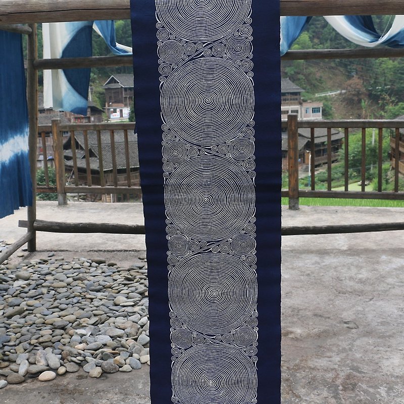 Yishanren | Southeast Guizhou ethnic style fabric hanging painting cloth Miao ethnic characteristics handmade batik long tablecloth length 200cm - Place Mats & Dining Décor - Cotton & Hemp 