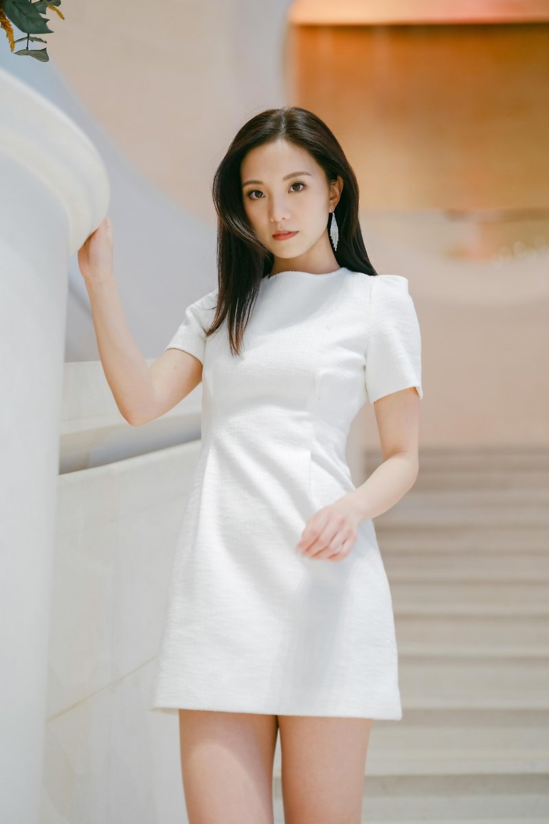 White dress with black ribbon - ชุดเดรส - วัสดุอื่นๆ ขาว