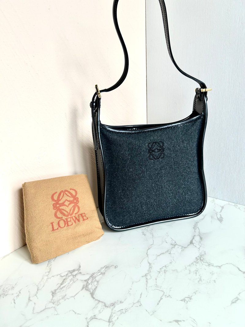 絕版中古包 Loewe 黑灰色拼皮流浪包 側背包 單肩包 二手古董包 - 側背包/斜背包 - 真皮 黑色