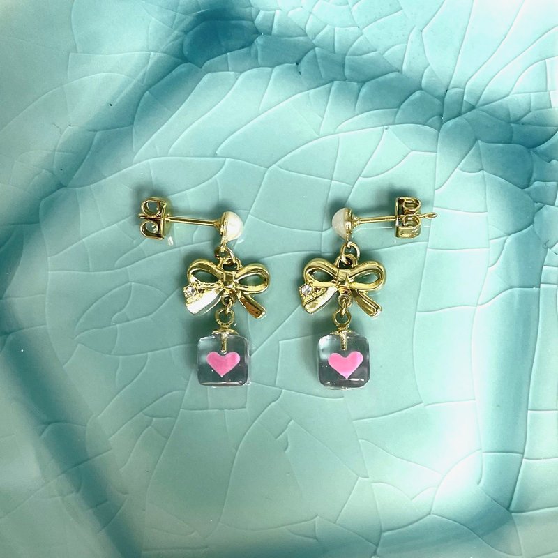 Heart-shaped gift box (pierced Clip-On) - Earrings & Clip-ons - Resin Pink