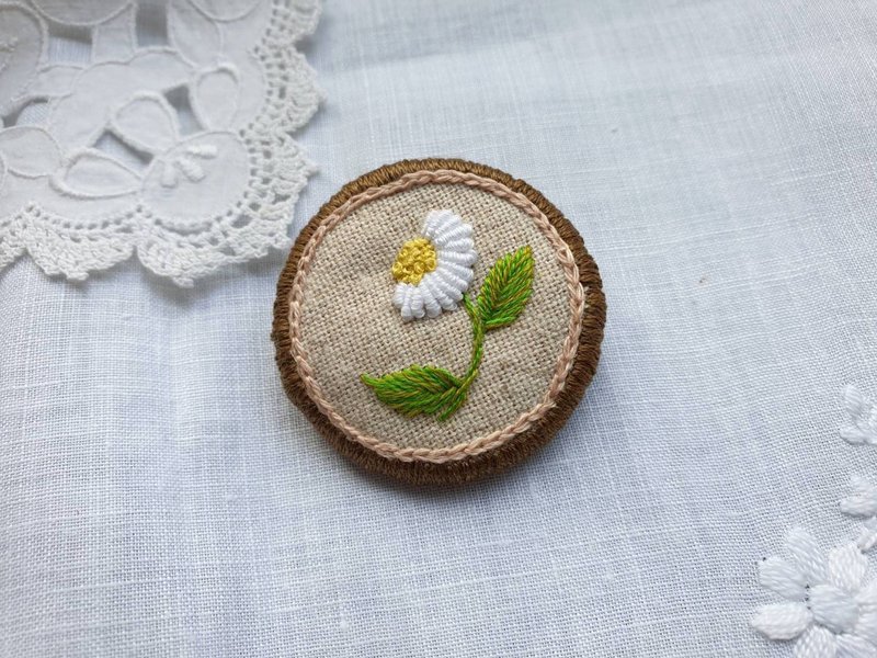 手工刺繡花別針/瑪格麗特/ - 胸針 - 繡線 