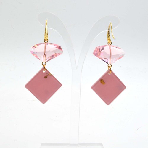TIMBEE LO shop 粉紅色施華洛不規則水晶石耳環 Baby Pink Swarovski Crystal