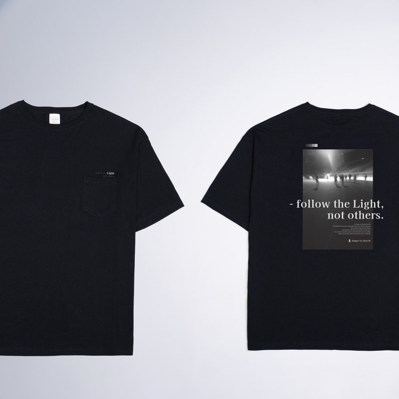 Black and white photo text design Tee wide version pocket John330 - เสื้อยืดผู้ชาย - ผ้าฝ้าย/ผ้าลินิน สีดำ