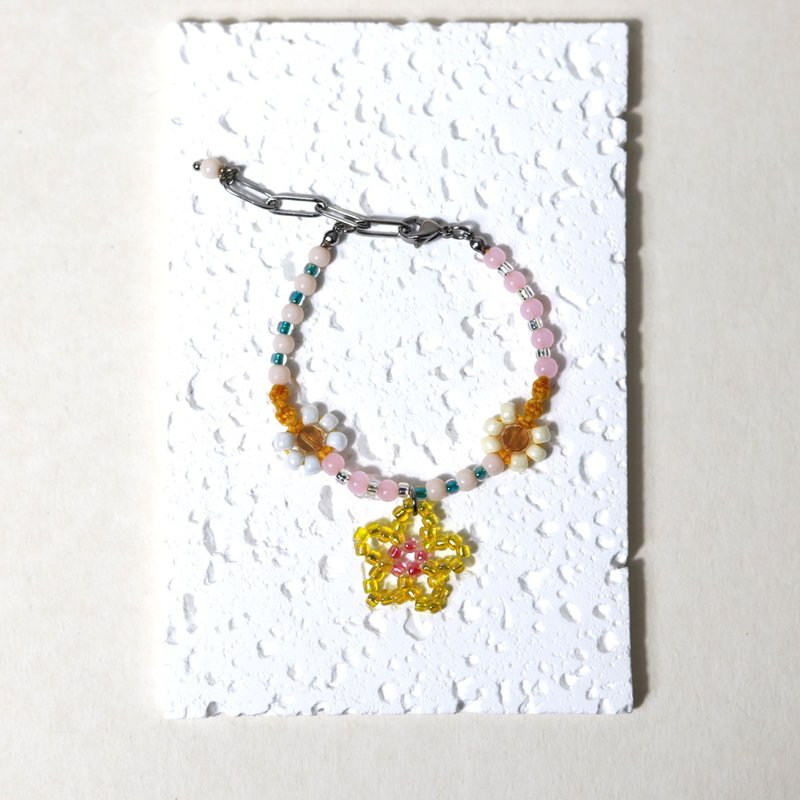 YELLOW FLOWER beaded adjustable bracelet - สร้อยข้อมือ - วัสดุอื่นๆ สีเหลือง