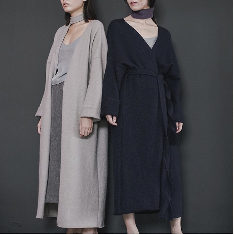 Oatmeal / soft knife dark blue V-neck lace bathrobe knit long cardigan coat 100% wool circle wool | Fan Tata independent original design women's brands - เสื้อแจ็คเก็ต - ขนแกะ สีน้ำเงิน