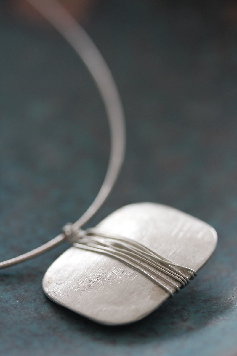 Necklace with handmade silver pendant with etched surface and wrapped wire (N75) - 項鍊 - 銀 銀色