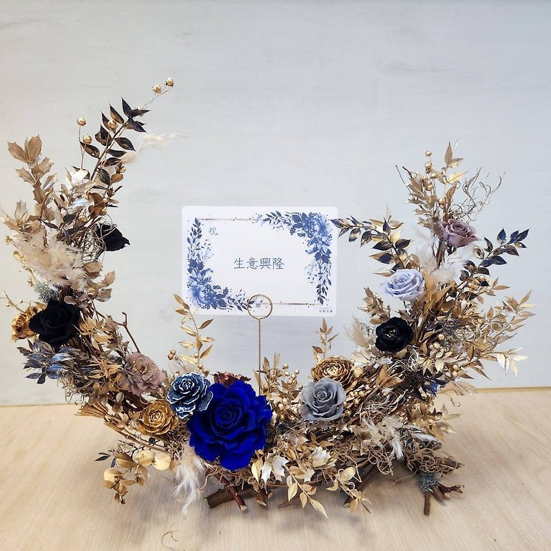 [Store pick-up only/Exclusive delivery in both north and south] Natural structure moon-shaped table with flowers in dark blue, black and gold colors - ช่อดอกไม้แห้ง - พืช/ดอกไม้ หลากหลายสี