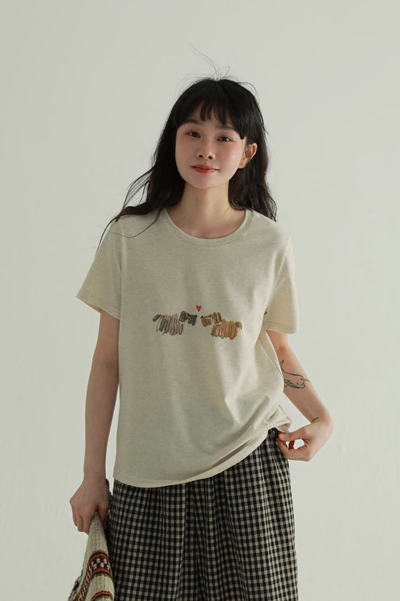燕麥色 愛心小狗短袖T恤 韓版休閒簡約百搭寬鬆圓領上衣 - 女 T 恤 - 其他人造纖維 卡其色