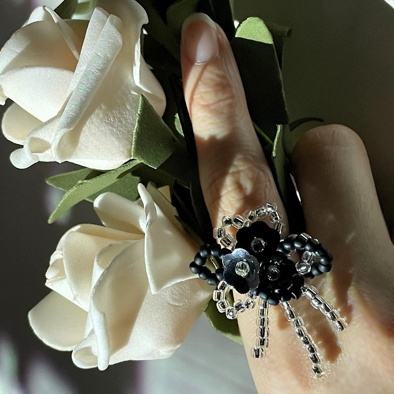 Blooming flower bead ring - แหวนทั่วไป - แก้ว สีเงิน