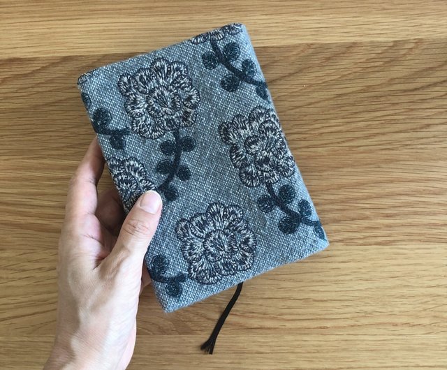 mina perhonen yula 書衣 A6 ハンドメイド ブックカバー 日本制作 しおり紐つき - ショップ mukava handmade  ブックカバー - Pinkoi