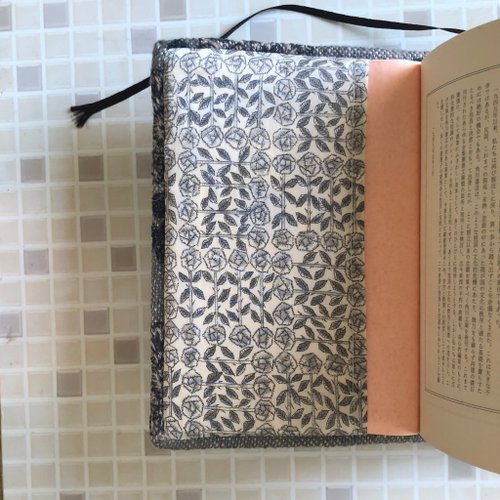 mina perhonen yula 書衣 A6 ハンドメイド ブックカバー 日本制作 しおり紐つき - ショップ mukava handmade  ブックカバー - Pinkoi