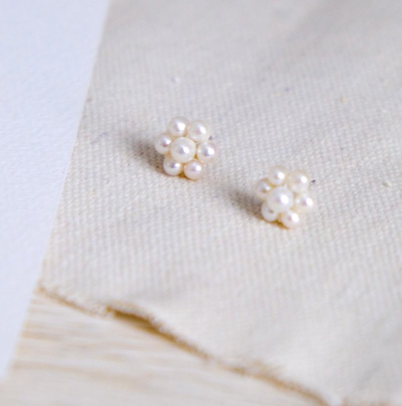 Jane | Hand-woven Freshwater Pearl Flower Stud Earrings | Simple, Intellectual Temperament and Gentleness
