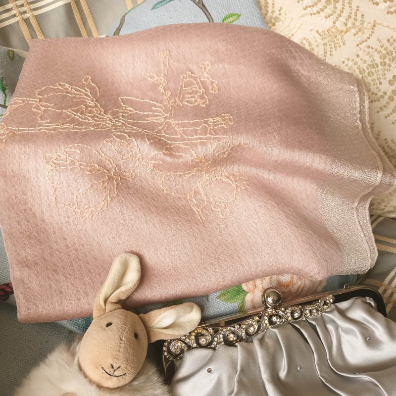 預購品 免費手綉字母 手工刺繡百搭真絲羊毛長圍巾-玉蘭花的遊樂 - 圍巾/披肩 - 羊毛 粉紅色